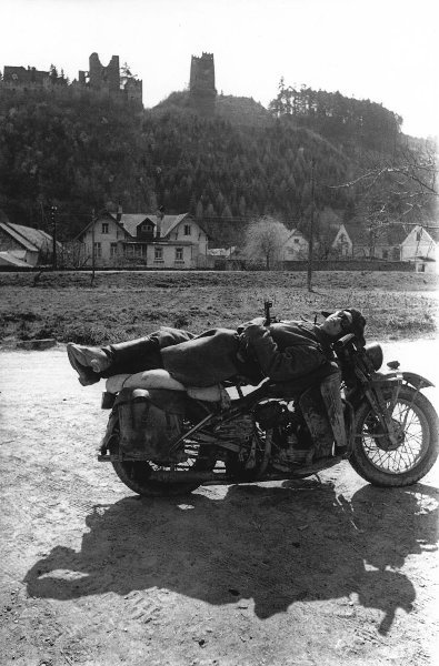 Отдыхающий мотоциклист, апрель - май 1946, Австрия, г. Вена. Выставка «Скорость, драйв, мотоцикл – снято!» с этой фотографией.