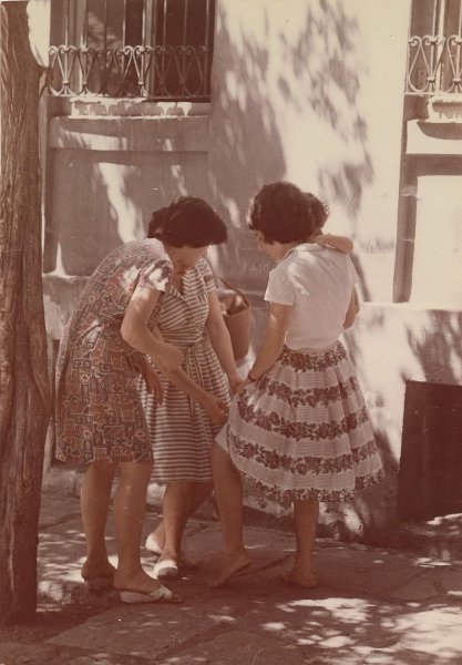 Три молодые женщины у дома, 1950-е. Выставка «Мода в СССР: летние платья 1950–1970-х» с этим снимком.
