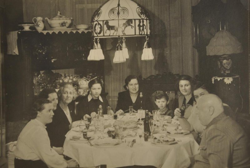Семейный праздник, 1932 год. Выставка «Застолье по-советски» с этой фотографией. 