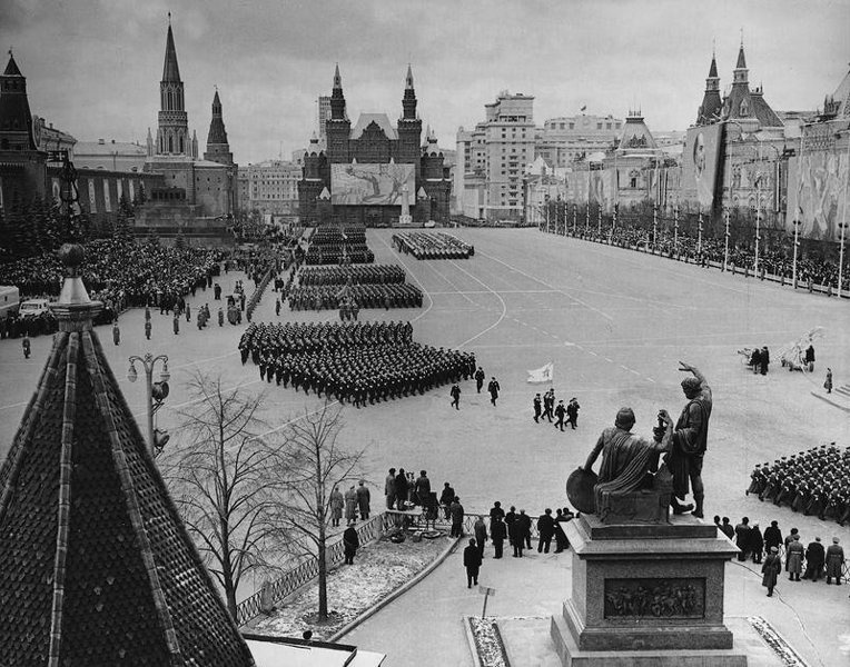 Парад на Красной площади 1 мая 1973 года, 1 мая 1973, г. Москва. Видео «Красная площадь, дом 1» с этой фотографией.