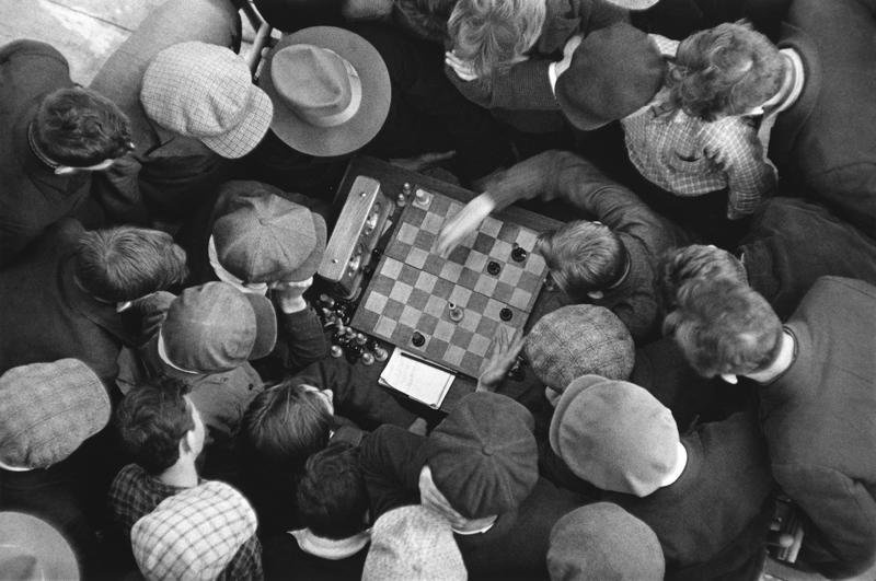 Шахматисты, 1930-е. Выставки «10 лучших фотографий Бориса Игнатовича» и «Шахматная страна», видео «Борис Игнатович» с этим снимком. 