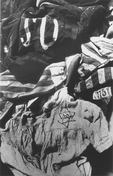 9 мая 1945 года. Лагерь смерти «Штуттгоф». Одежда людей, уничтоженных в лагере, 9 мая 1945, Польша. Выставка «Холокост» с этой фотографией.&nbsp;