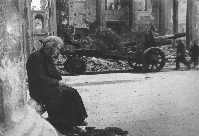 Старуха у  Бранденбургских ворот, 1945 год, Германия, г. Берлин. Выставка: «Бои за Берлин» с этой фотография.