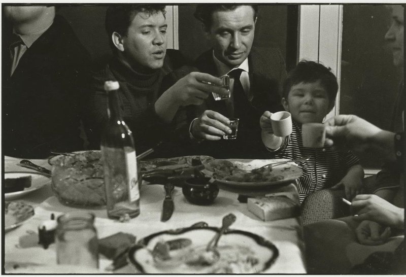 «Веселая компания», 1963 - 1964, г. Москва. Выставка «В Союзе с водкой» с этой фотографией.