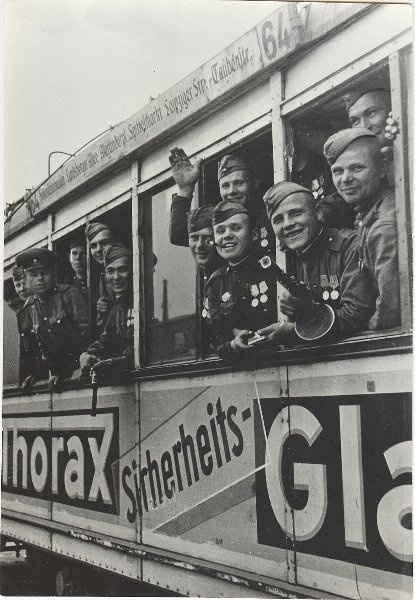 Германия, май 1945 года. В берлинском трамвае - сталинградцы, май 1945, г. Берлин. Выставка «Победители» с этой фотографией.