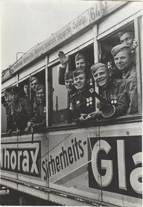 Германия, май 1945 года. В берлинском трамвае – сталинградцы, май 1945, г. Берлин. Выставки&nbsp;«Победители» и «Фотографии Марка Редькина» с этим снимком.