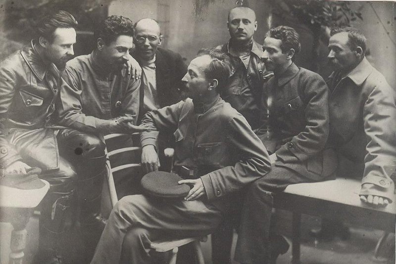 Феликс Дзержинский в группе коллегии ВЧК, 1918 год. Выставка «Россия в 1918 году» с этой фотографией.