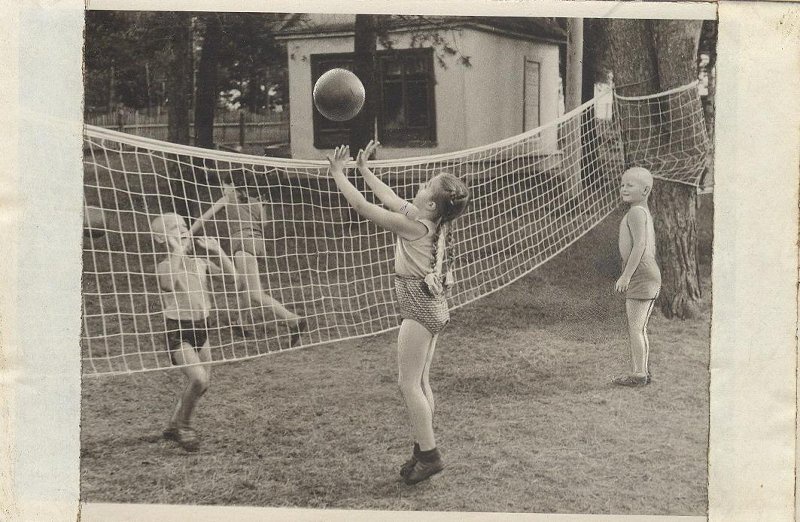 Дети на волейбольной площадке, 1940-е