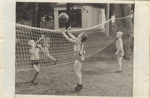 Дети на волейбольной площадке, 1940-е