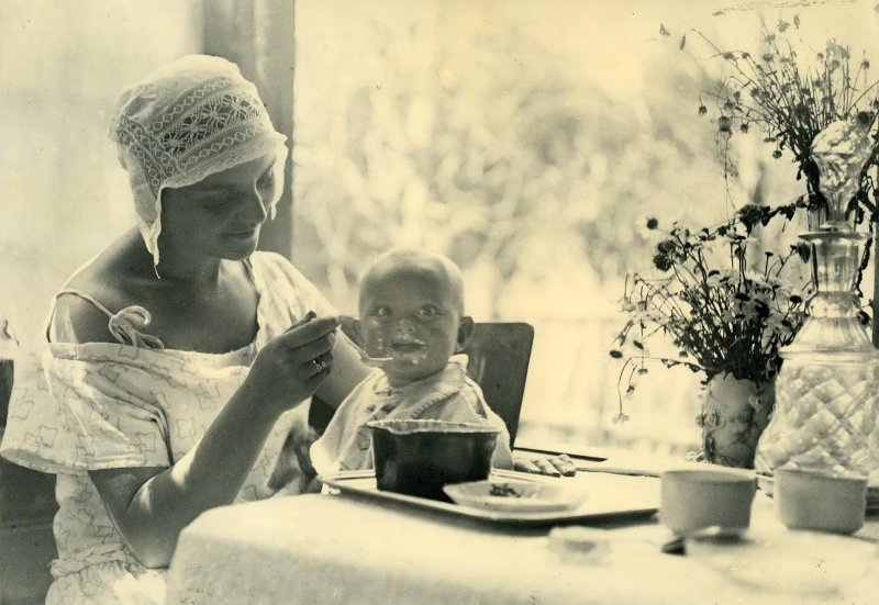 Утро, 1924 год, Московская губ., пос. Салтыковка. Выставки&nbsp;«Дети»,&nbsp;«Ой, мамочки!»,&nbsp;«Истории про наши любимые фотографии»&nbsp;и «24 фотографии 1924 года» с этой фотографией.