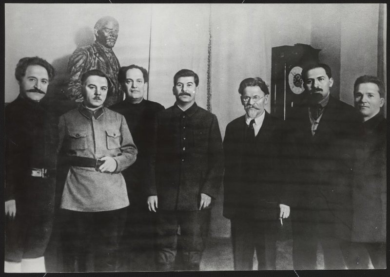 Пятидесятилетие Иосифа Сталина, 18 декабря 1929. Слева направо: Серго Орджоникидзе, Климент Ворошилов, Валериан Куйбышев, Иосиф Сталин, Михаил Калинин, Лазарь Каганович, Сергей Киров.