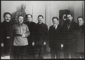 Пятидесятилетие Иосифа Сталина, 18 декабря 1929. Слева направо: Серго Орджоникидзе, Климент Ворошилов, Валериан Куйбышев, Иосиф Сталин, Михаил Калинин, Лазарь Каганович, Сергей Киров.