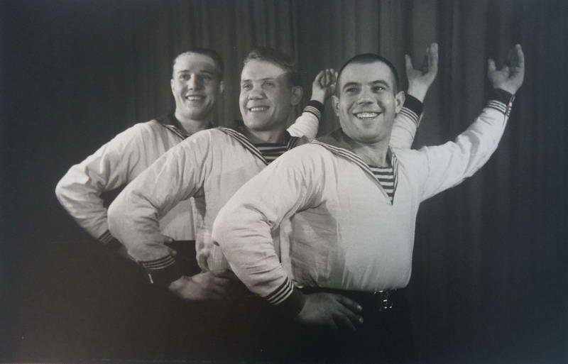 Матросский танец, 1943 год. Выставка «Не забывайте радовать людей улыбкой» с этой фотографией.