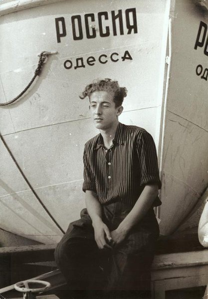 Юноша у борта корабля, 1950-е. Выставки&nbsp;«10 модных фотографий: 1950-е» и «Мода ХХ века в 100 фотографиях» с этим снимком.