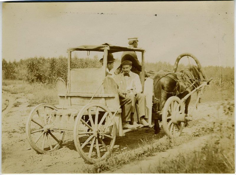 Из семейного альбома, 1900-е. Выставка «Транспорт прошлого. "Карету мне, карету!"» с этой фотографией.