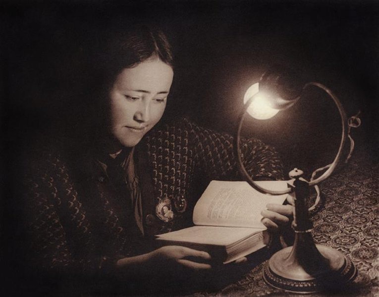 Кавалер ордена Ленина Халима Алиева, 1934 год, Узбекская ССР. Выставка «10 уютных фотографий с настольной лампой» с этим снимком.&nbsp;