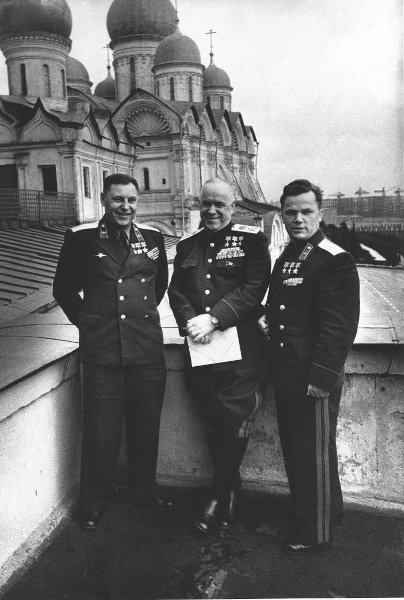 Георгий Жуков, Александр Покрышкин, Иван Кожедуб в перерыве сессии Верховного Совета, 20 - 21 апреля 1954, г. Москва