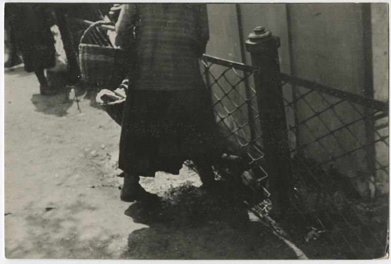 Улица. Женщина с корзинкой, 1930 - 1931. Выставка «Фотограф Елеазар Лангман. Радикальный экспериментатор 1920–1930-х годов» с этим снимком.