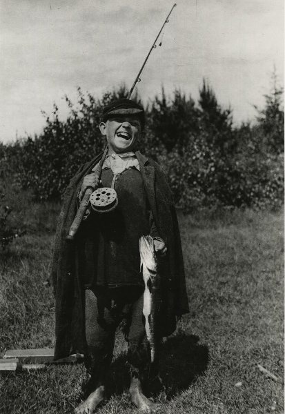 Мальчик со щукой, 1933 год. Выставки&nbsp;«10 лучших фотографий рыбалки», «"Ловись рыбка большая..." Рыболовный бум в СССР» и видео «Пионеры» с этой фотографией.