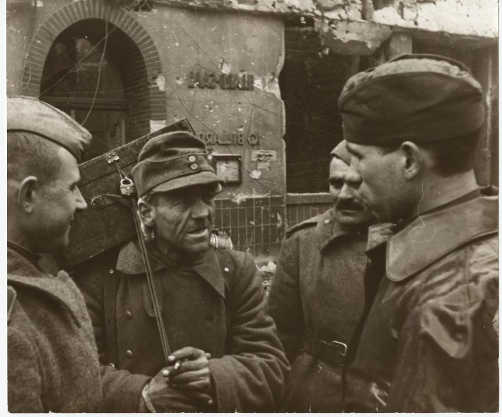 Май 1945 года, май 1945, Германия, г. Берлин. Выставка «Фотографии Марка Редькина» с этим снимком.
