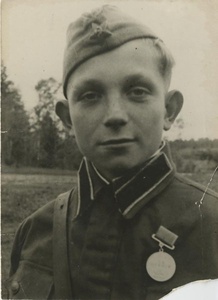 Юный разведчик Михаленко Ваня, 14 лет, награжденный медалью «За отвагу», 1942 год, Ленинградская обл.. Выставка «Дети-герои» и видео «Дети Великой Отечественной» с этой фотографией.