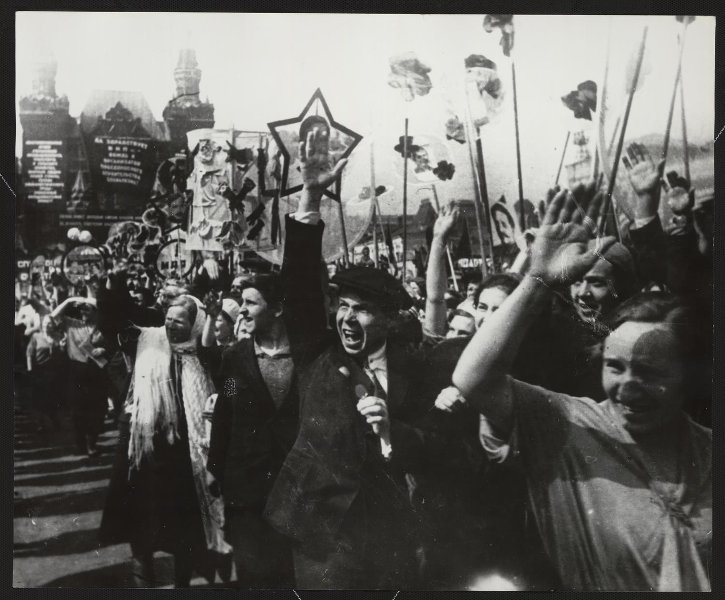 Первомайская демонстрация на Красной площади, 1 мая 1940, г. Москва. Выставка «Приветствуем вас!» с этой фотографией.