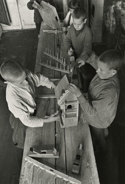 На уроке труда, 1933 - 1937. Выставка «На уроках» с этой фотографией.&nbsp;&nbsp;