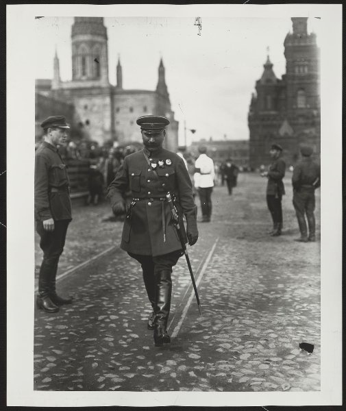 Семен Буденный на Красной площади, 1 мая 1927, г. Москва. Выставка «"Красный Мюрат": 12 портретов Буденного» с этой фотографией.