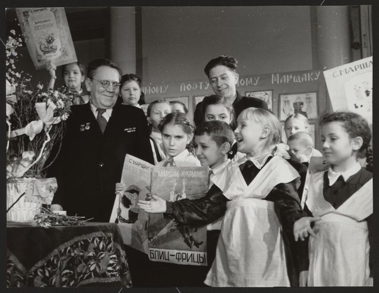 Самуил Маршак с детьми, 1948 год. Выставка «"Сто строк…"» с этой фотографией.