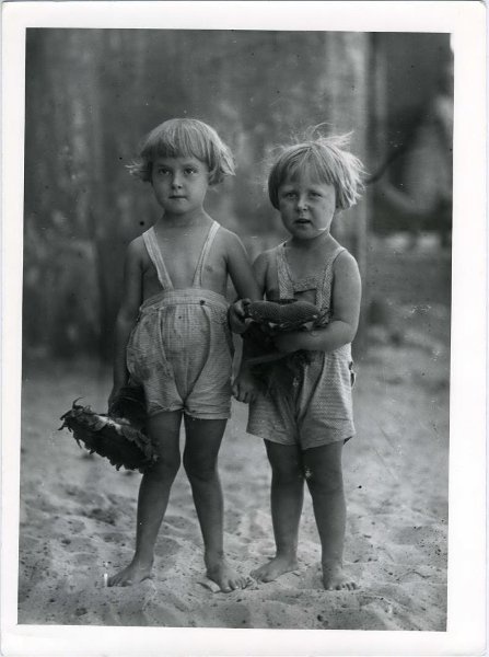 Девочки с подсолнухами, 1927 год
