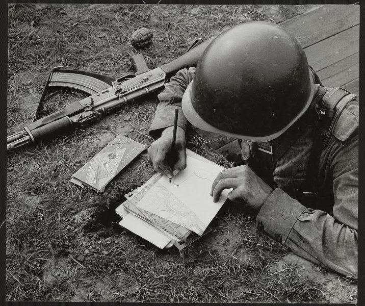 Сержант в обороне, 1950-е. Выставка «Приказ фотографироваться» с этим снимком.&nbsp;