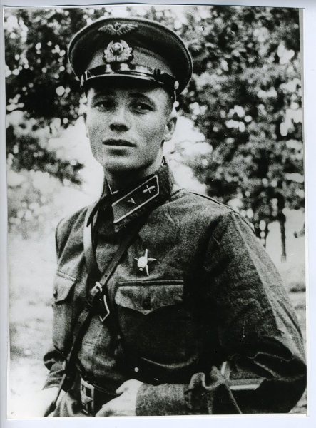 Портрет Виктора Талалихина, 1940 - 1941. Выставка «Защитники Отечества» с этой фотографией.