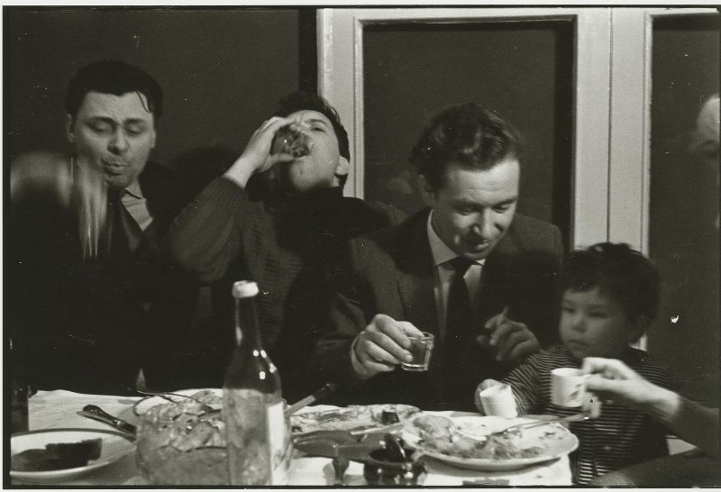 «Веселая компания», 1963 - 1964, г. Москва. Выставка «10 фотографий с бутылкой» с этим снимком.