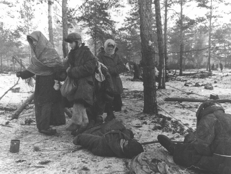 Концлагерь Озаричи. Заключенные выходят из лагеря, 18 марта 1944, Белорусская ССР, Озаричи