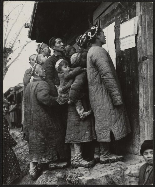 Узбекистан, 1930-е, Узбекская ССР. Выставка «Жемчужина в оправе скал» с этой фотографией.