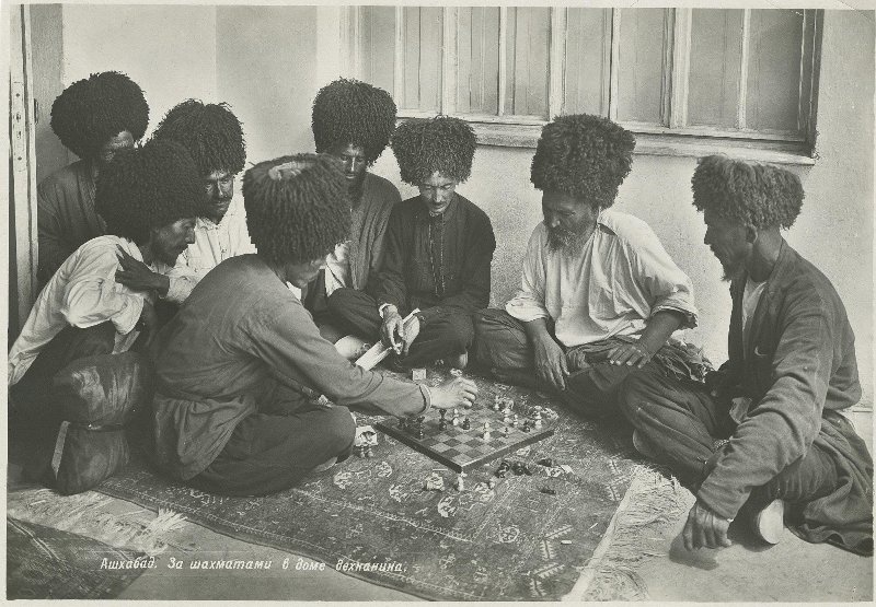За шахматами в доме декханина, 1928 год, Туркменская ССР, г. Ашхабад. Выставки&nbsp;«Шахматная страна»&nbsp;и «Советская несоветская Туркмения» с этой фотографией.