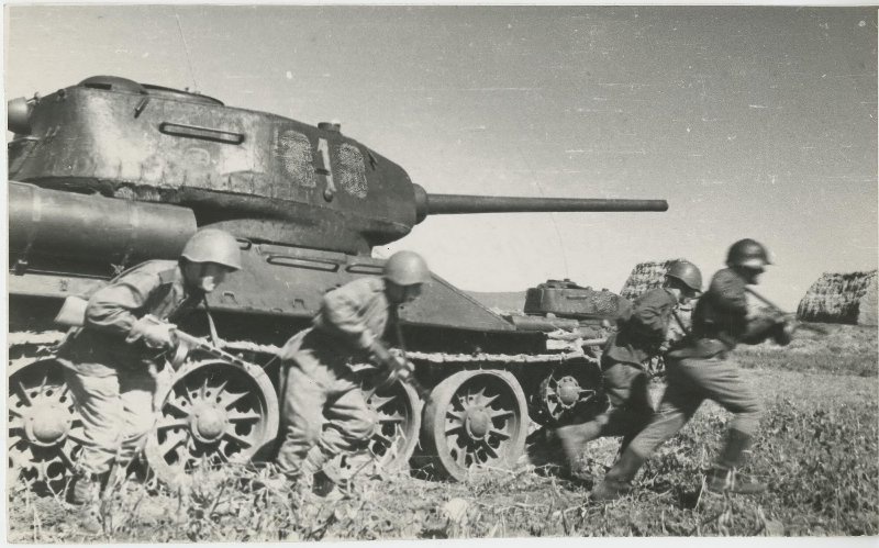 Бои с гитлеровцами, 1944 - 1945. Выставка «15 лучших фотографий с Т-34» с этим снимком.