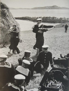 Танцы на берегу реки, 1930-е