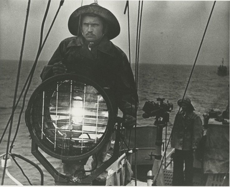 Сигнал. Рыбаки на вахте. Каспий, 1936 год. Выставка «Рабочий класс. Мужчины» и видеовыставка «Аркадий Шайхет» с этой фотографией.