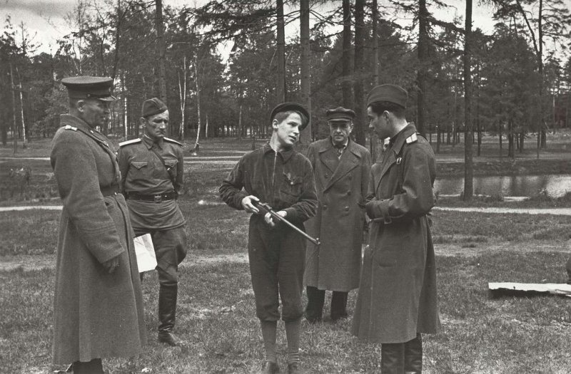 На занятиях по военной подготовке, 1943 - 1949. Выставка «Военная подготовка граждан СССР» с этой фотографией.
