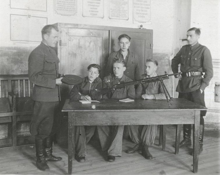 Занятия по военной подготовке, 1930-е. Выставка «Военная подготовка граждан СССР» с этой фотографией.