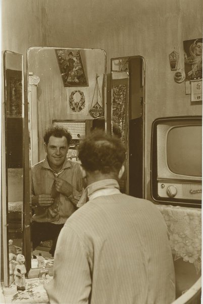 Мужской портрет, 29 апреля 1962, Липецкая обл.. Выставки «10 лучших фотографий: зеркало» и «Советское новоселье» с этой фотографией.