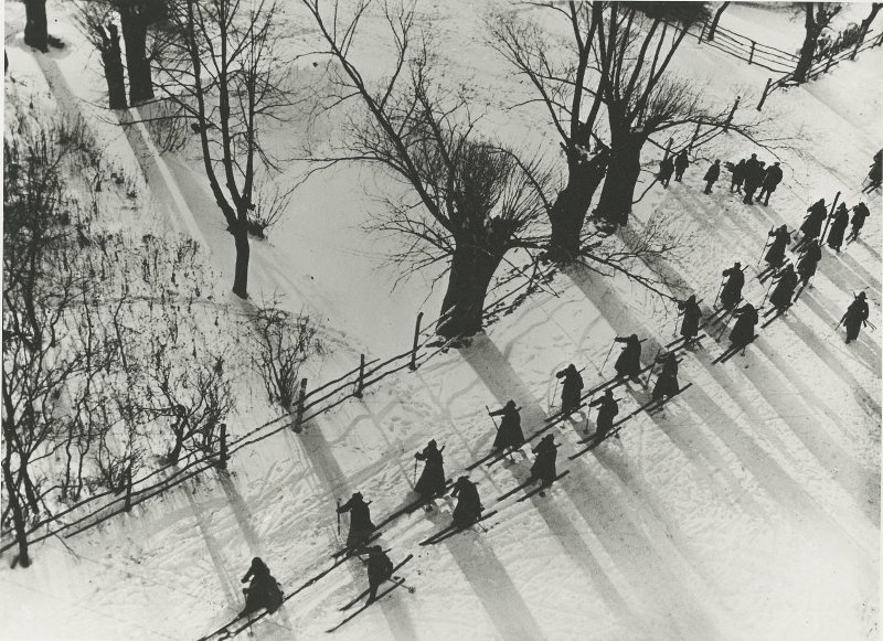 Лыжный поход красноармейцев, 1927 - 1928. Выставка «Лучшие фотографии зимы»&nbsp;и&nbsp;«10 лучших фотографий: "Лыжню!"» с этим снимком.&nbsp;