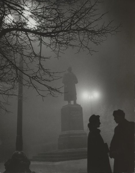 Туманный вечер, 1956 год, г. Москва. Выставки:&nbsp;«Навести тумана»,&nbsp;«Ночная Москва» с этой фотографией.