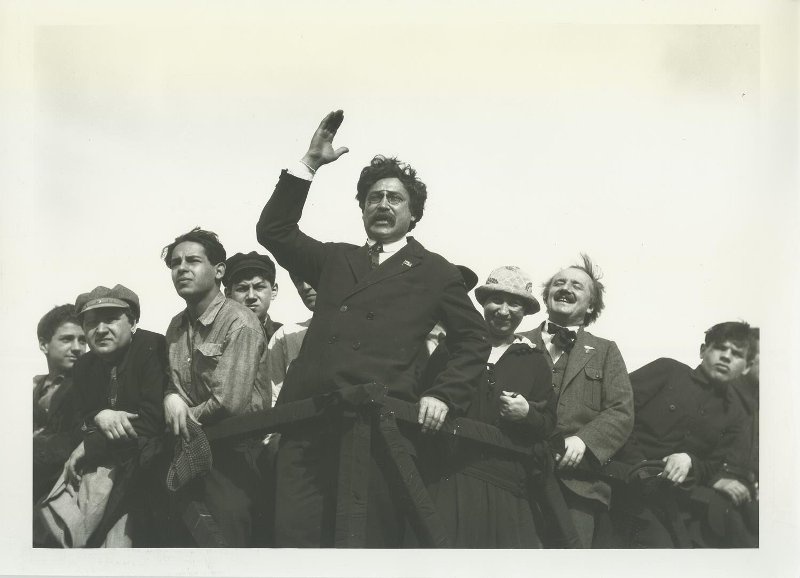 Емельян Ярославский выступает на первомайском митинге на Красной площади, 1 мая 1926, г. Москва. Выставка «Обращение к народу» и видеовыставка «Аркадий Шайхет» с этой фотографией.