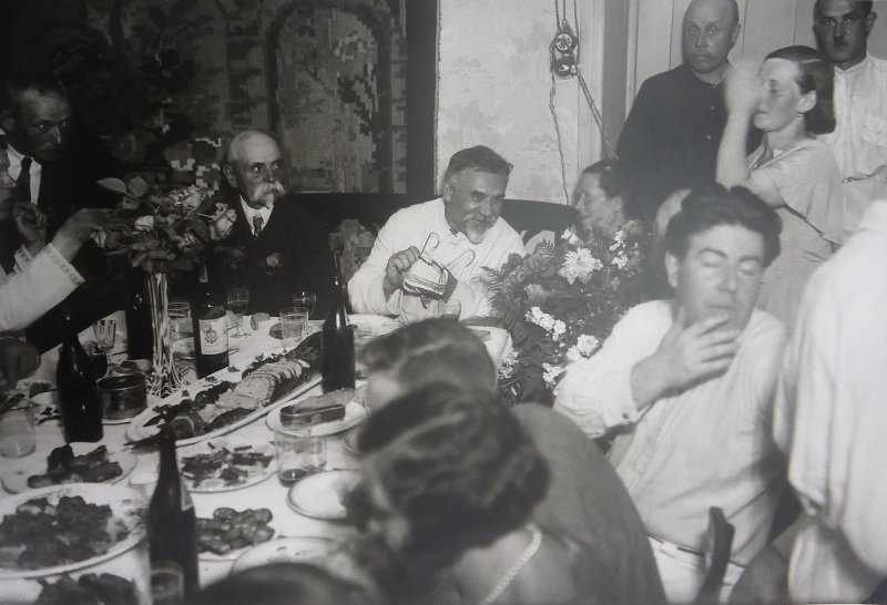 Константин Скрябин за праздничным столом, 1928 - 1930. Выставка «Застолье по-советски» с этой фотографией.&nbsp;