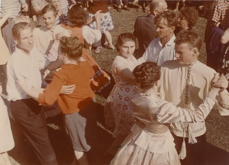 Танцы, 1950-е. Выставка «Танцуют все!» с этой фотографией.