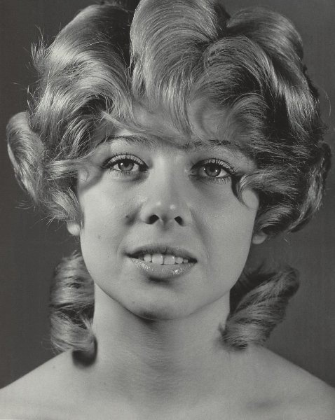 Портрет молодой девушки, 1970-е. Выставки&nbsp;«10 фотографий: Улыбки 1970-х»&nbsp;и&nbsp;«Улыбки XX века» с этой фотографией. 
