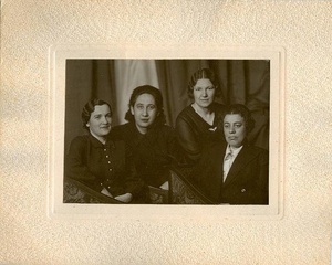 Групповой портрет, 9 июня 1941, г. Москва. Справа – врач М. А. Берновская.
