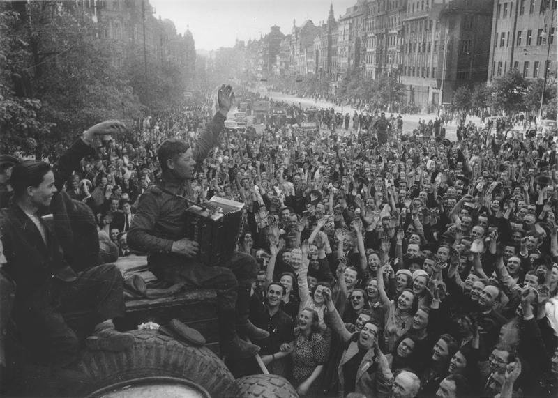 Советский воин приветствует пражан 9 мая 1945 года, 9 мая 1945, Чехословакия, г. Прага. Выставки&nbsp;«Победители» и «Приветствуем вас!» с этой фотографией.